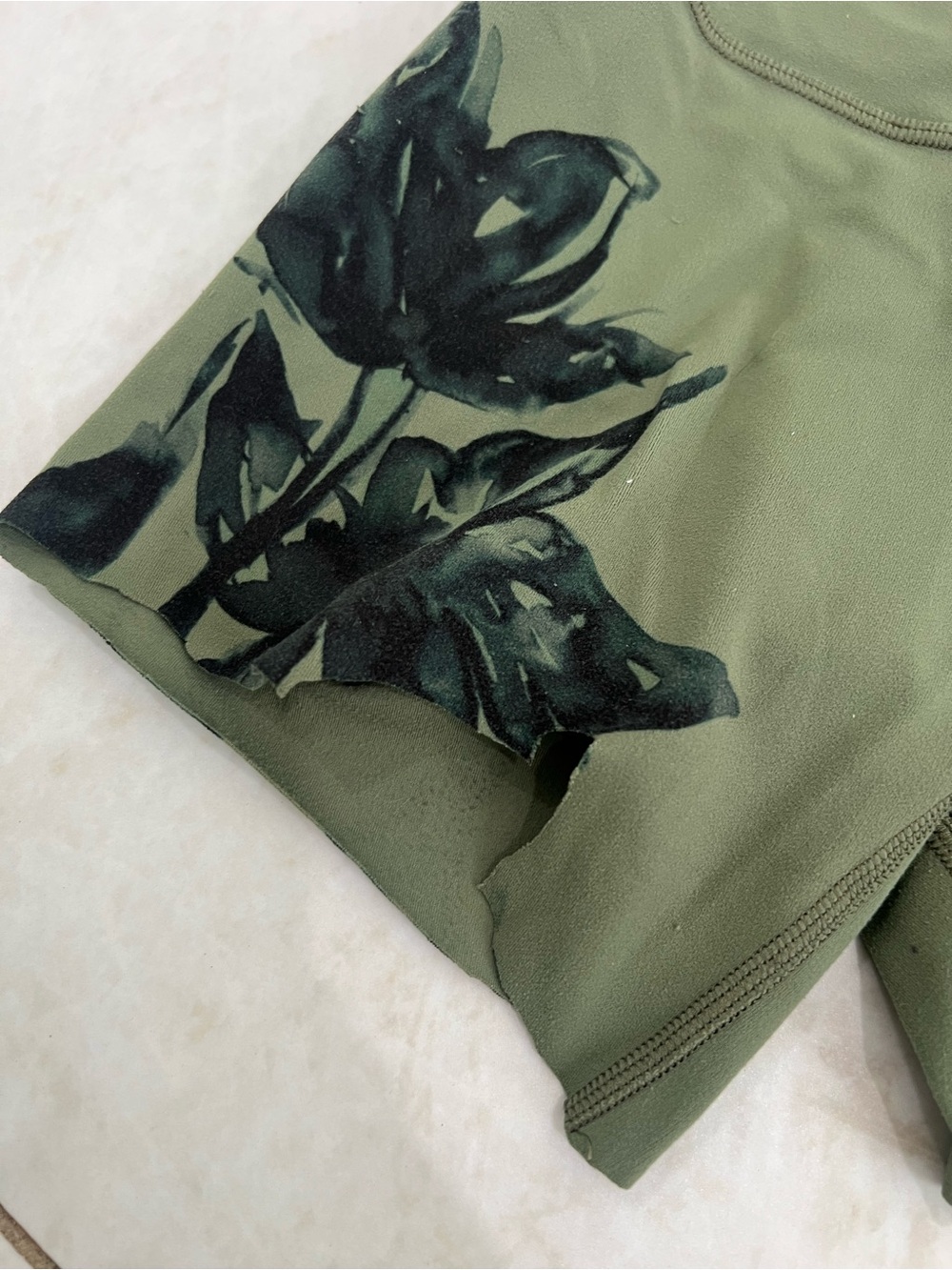 FLAWED Lululemon Green Floral Shorts Size 0 - Picture 2 of 4